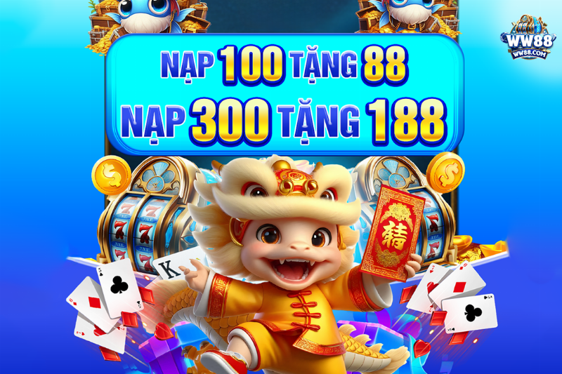 Người phụ nữ đang giao một kiện hàng nhỏ tại quầy dịch vụ chành xe Phương Trang, mô tả quy trình gửi hàng.