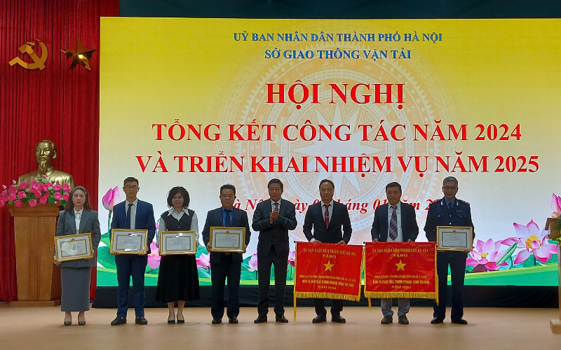 Xe tự lái vận tải hành khách ngày 12 tháng 10 năm 2024