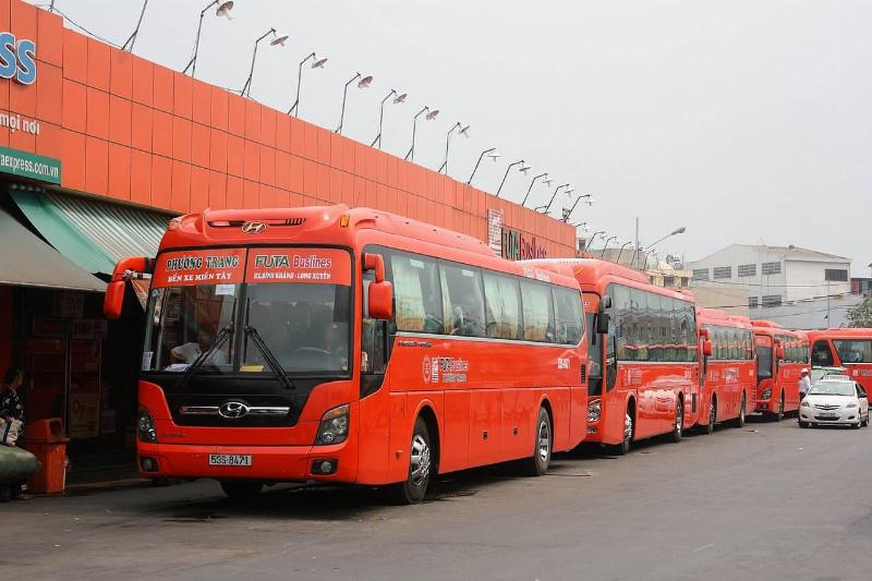 Hành khách tại trạm xe buýt Ca Mau Kien Giang lên xe buýt