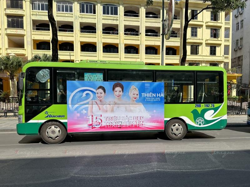 Hình ảnh bến xe ở Bắc Ninh hoặc Hà Nội có xe buýt chờ khách.