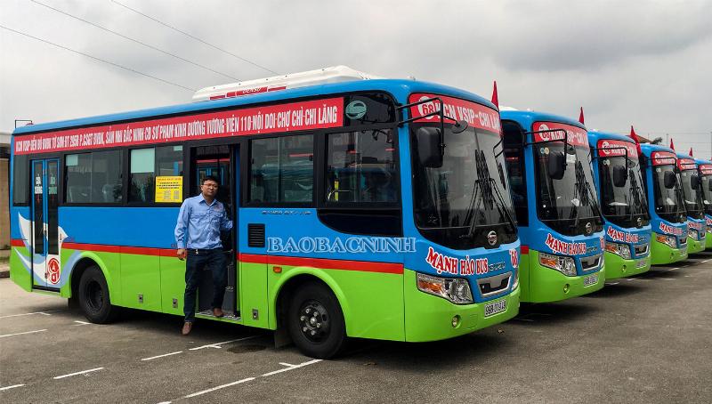 Người dân chờ và lên xuống tại điểm dừng xe bus trên hành trình về Bắc Ninh