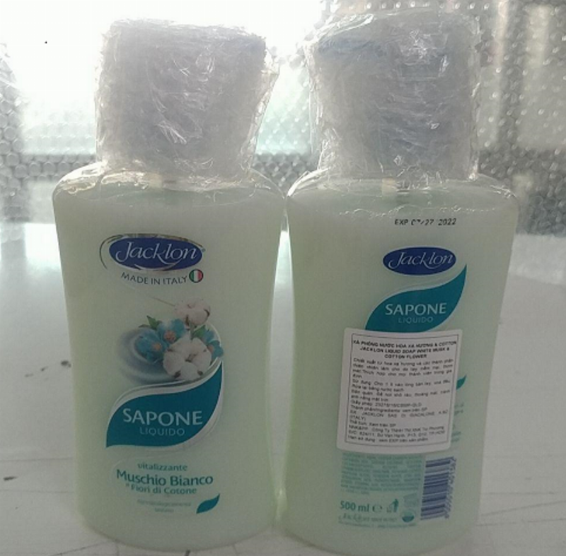 Người đàn ông đang đóng gói cẩn thận một kiện hàng lớn bằng thùng carton và băng keo trước khi gửi hàng đi bắc nam.