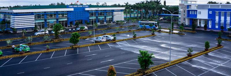 Nhân viên nhà xe đang cân đo và nhận hàng từ khách tại khu vực gửi hàng của bến xe Cao Lãnh, xung quanh có nhiều kiện hàng đang chờ được vận chuyển