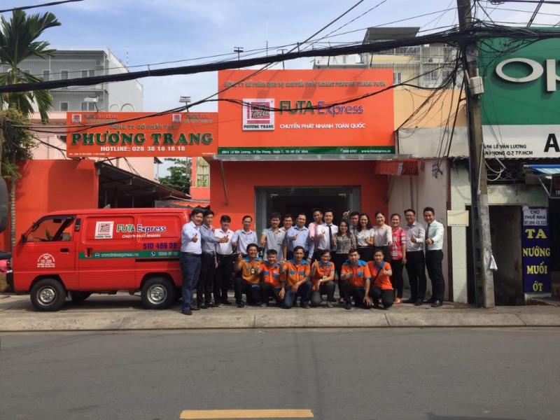 Chuẩn bị hàng hóa gửi xe Phương Trang