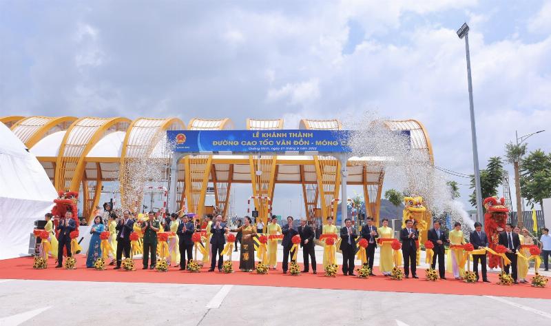 Tuyến đường cao tốc hiện đại kết nối Hà Nội và Quảng Ninh giúp rút ngắn thời gian di chuyển