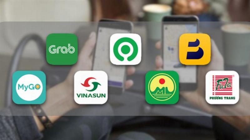Khách hàng sử dụng điện thoại để tìm và đặt dịch vụ xe ghép Hải Dương trực tuyến, thể hiện sự tiện lợi của nền tảng công nghệ