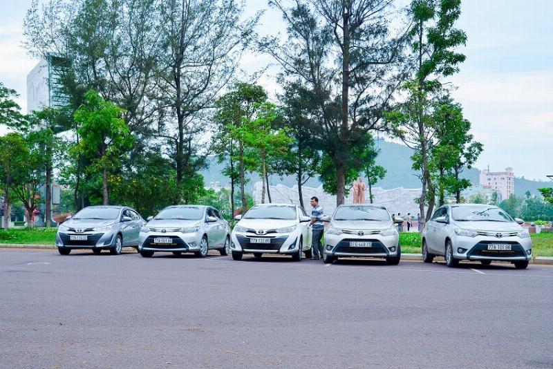 Xe taxi chờ khách tại sân bay Phù Cát, sẵn sàng đưa đón hành khách