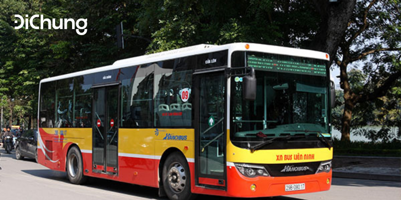 Xe bus tuyến 203 màu xanh lá đặc trưng chạy trên đường, minh họa hành trình hà nội bắc ninh