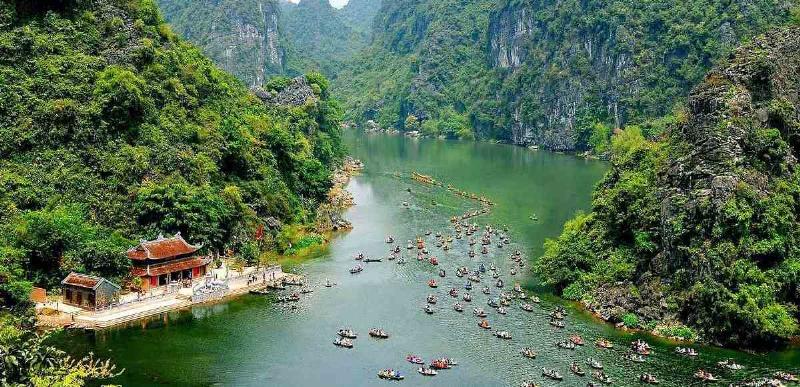 Xe ghép đậu gần danh lam thắng cảnh Ninh Bình, sẵn sàng đưa du khách đến Hà Nội.