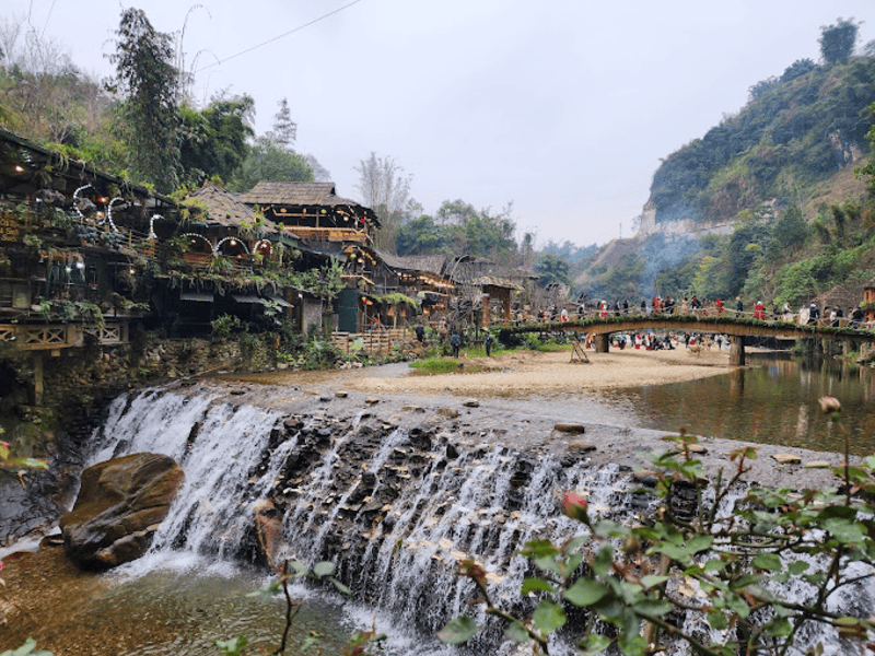 Chiec xe khach Phuong Trang mau cam chay tren duong vao ban dem voi den pha sang ruc ro