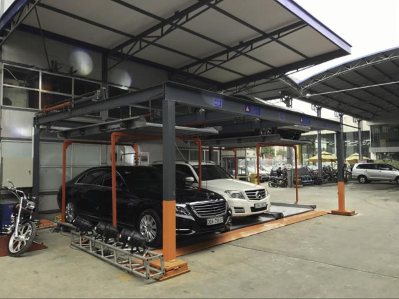 Hình ảnh nhiều loại xe tải khác nhau (nhỏ, trung, lớn) đậu cùng nhau tại một bãi xe ở Đà Nẵng, thể hiện sự đa dạng của đội xe vận tải tại đây