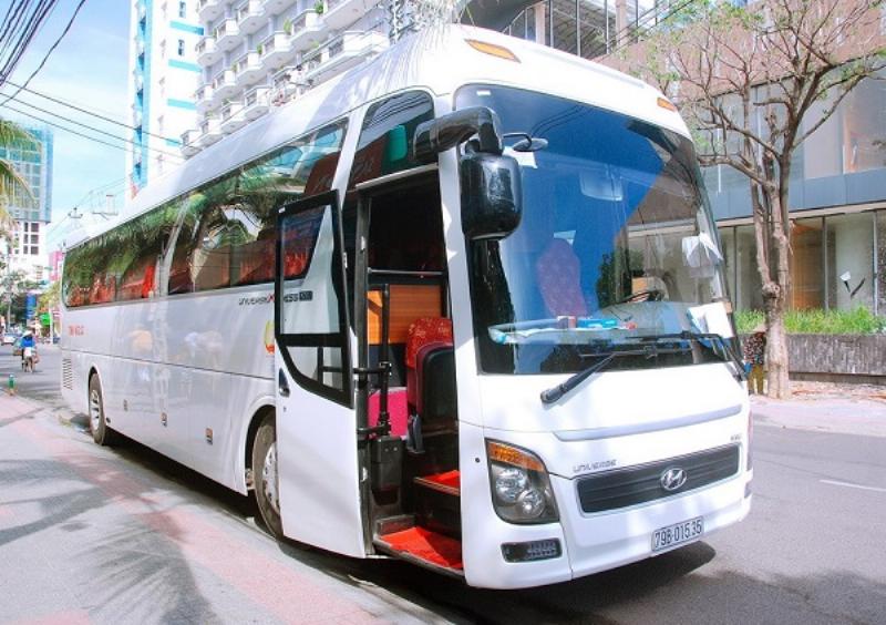 Hình ảnh minh họa các phương tiện di chuyển phổ biến từ Hà Nội đến Bắc Ninh như xe khách, ô tô con, và xe máy.