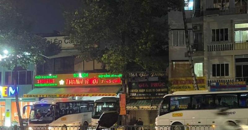 Hình ảnh bến bãi hoặc văn phòng chành xe đi Nghệ An, thể hiện hoạt động giao nhận hàng tấp nập