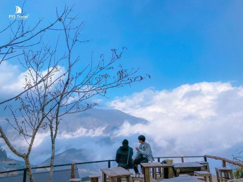 Hình ảnh phong cảnh đồi núi Lạng Sơn vào buổi sáng sớm có sương mù nhẹ, thể hiện vẻ đẹp đặc trưng của vùng biên giới gần với quãng đường hà nội cách lạng sơn bao nhiêu km.