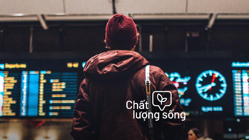 Một người đang sắp xếp hành lý vào ba lô và vali để chuẩn bị cho chuyến đi Bắc Giang, nhấn mạnh khâu chuẩn bị quan trọng