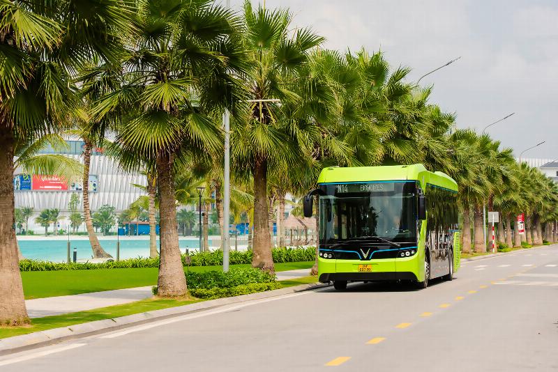 Hình ảnh minh họa người dùng đang sử dụng điện thoại để đặt vé xe bus tuyến Bắc Giang - Mỹ Đình qua ứng dụng, thể hiện sự tiện lợi của công nghệ