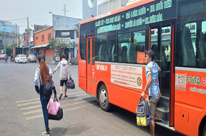 Hình ảnh xe khách di chuyển giữa Đồng Nai và TPHCM