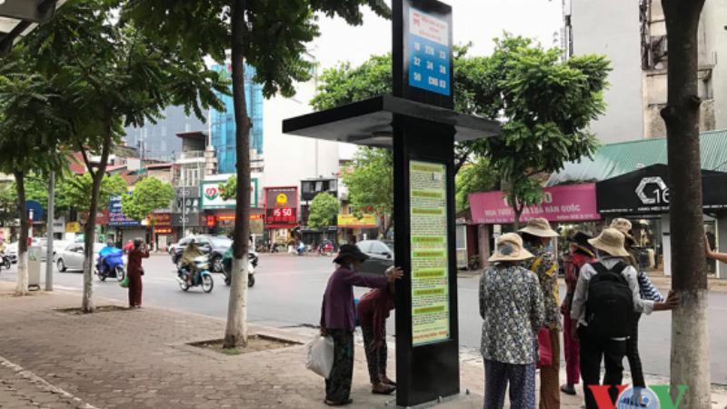 Biển báo điểm dừng xe buýt tại thành phố Bắc Ninh với người chờ xe