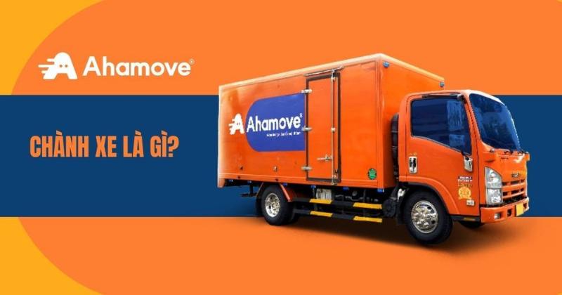 Người dùng giao nhận hàng hóa tại điểm tập kết của nhà xe phương trang gửi hàng