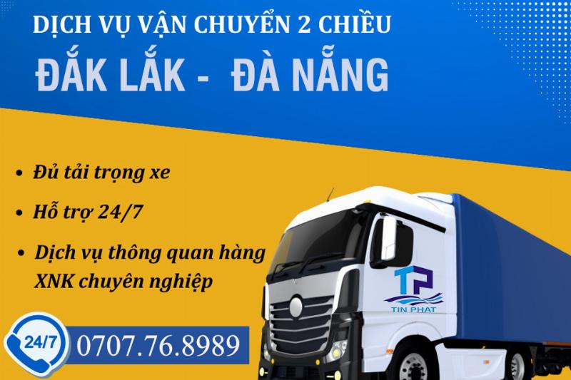 Một xe tải đang bốc hàng tại một chành xe ở Đà Nẵng, chuẩn bị đi tỉnh, thể hiện hoạt động vận chuyển liên tỉnh sôi động