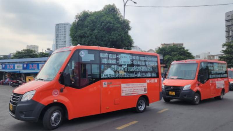 Hình ảnh xe Phương Trang di chuyển trên đường, tượng trưng cho sự kết nối giao thông các vùng miền từ Đồng Nai