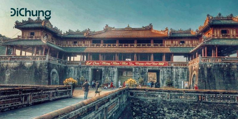Khoảng cách từ sân bay Phú Bài đến trung tâm thành phố Huế là bao nhiêu km?