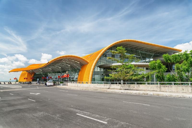Hình ảnh khu vực chờ đón taxi cho hành khách tại sân bay Liên Khương Đà Lạt