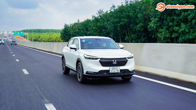 Một người đang kiểm tra lốp xe ô tô hoặc xe máy trước khi bắt đầu chuyến đi xa