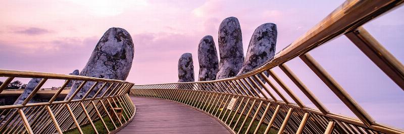 Người dùng tìm kiếm thông tin và đặt xe đưa đón sân bay Tân Sơn Nhất trên điện thoại