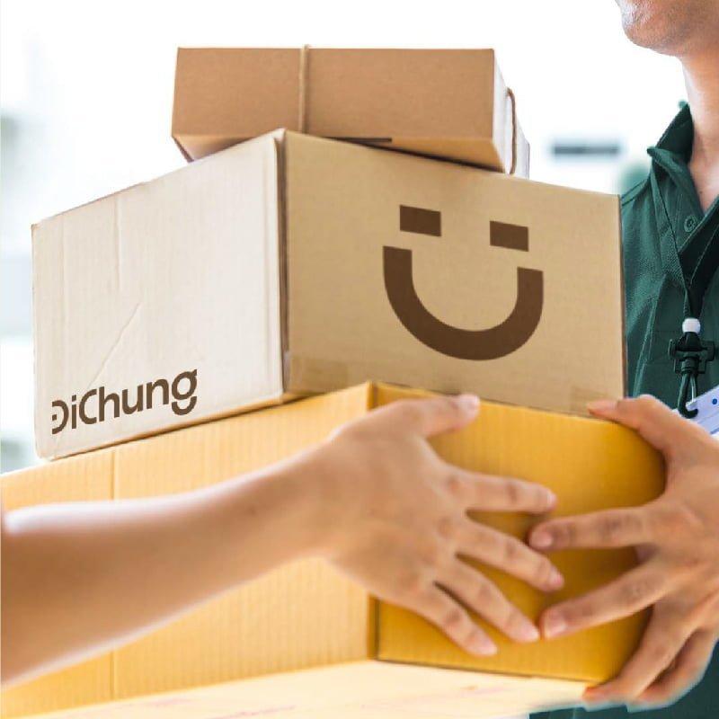 Hình ảnh minh họa quy trình đóng gói hàng hóa cẩn thận khi gửi qua nhà xe đi Vinh, đảm bảo an toàn trong vận chuyển