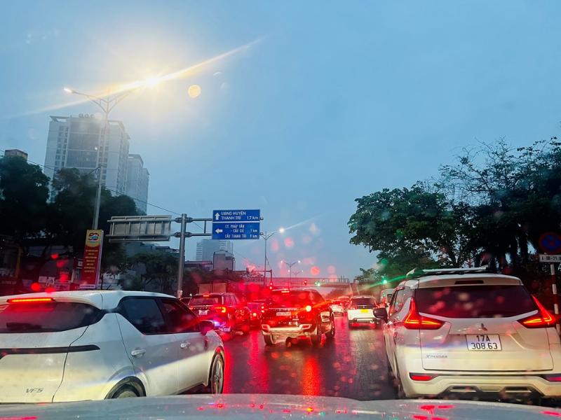 Hình ảnh tắc nghẽn giao thông tại một cửa ngõ ra vào Hà Nội, cho thấy tình trạng xe cộ đông đúc