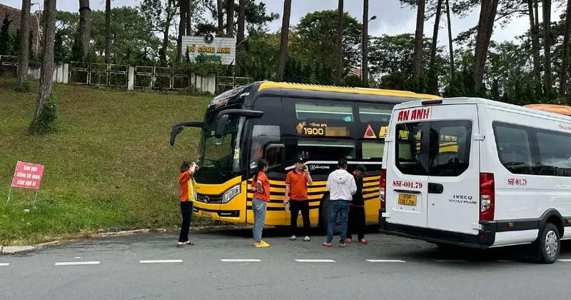 Hình ảnh xe trung chuyển khách của nhà xe tại điểm tập kết ở Đà Lạt