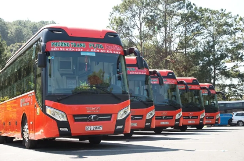 Hình ảnh minh họa tốc độ vận chuyển nhanh chóng của Phương Trang FUTA Express, có thể có hình ảnh xe Phương Trang đang di chuyển trên đường cao tốc.