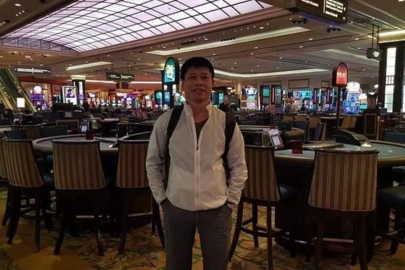 Một nhóm người trẻ tuổi đang vui vẻ bước ra từ một chiếc xe ô tô trước sảnh sân bay Nội Bài, hành lý gọn gàng, thể hiện sự tiện lợi và tiết kiệm chi phí khi chọn xe ghép.