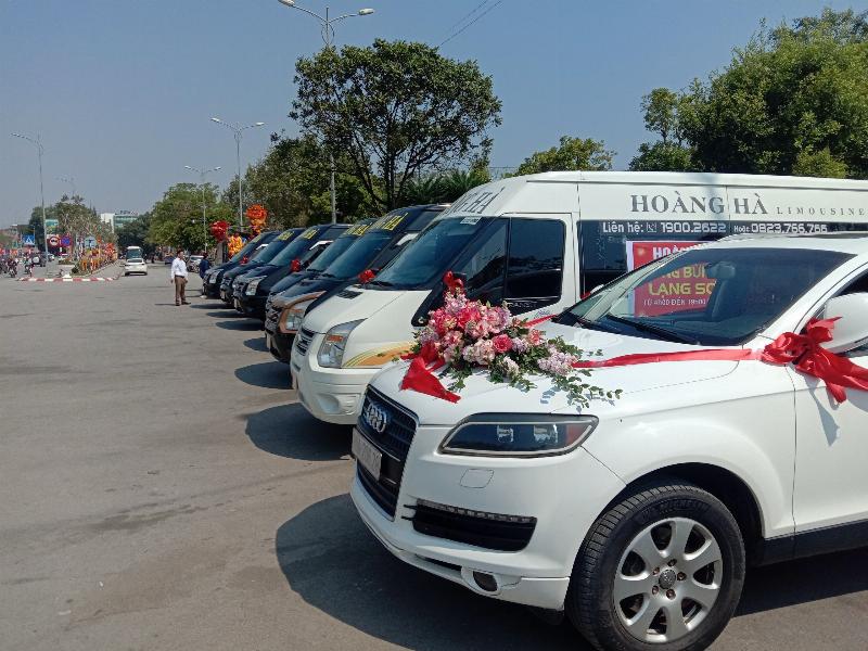 Hình ảnh minh họa một chiếc xe limousine chất lượng cao chạy tuyến Hà Nội - Bắc Giang, thể hiện sự thoải mái và tiện nghi của phương tiện này.