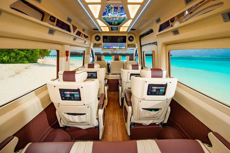 Nội thất xe limousine đi Mũi Né sang trọng, ghế bọc da, có chỗ để chân rộng rãi