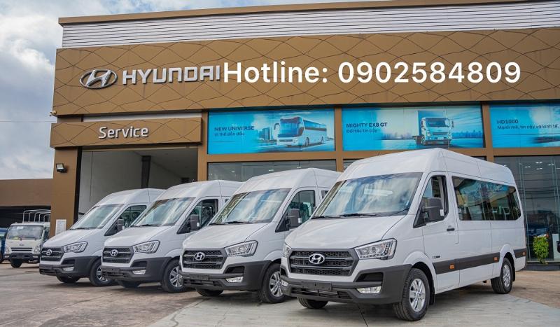 Hình ảnh một chiếc xe Limousine đang chạy trên đường cao tốc Hà Nội Thái Nguyên, nội thất sang trọng bên trong xe