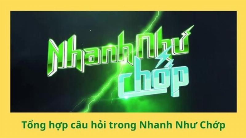 Một chiếc xe tải nhỏ màu trắng đang đậu trước một ngôi nhà ở Đà Nẵng, có người đang bốc dỡ đồ đạc chuyển nhà